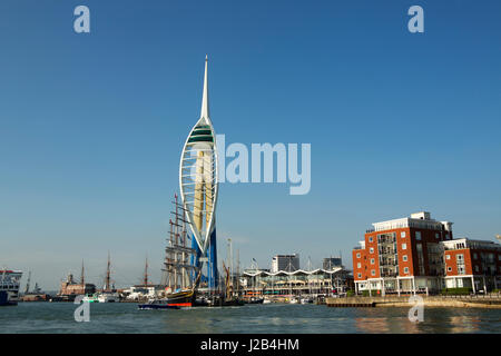 Blick auf den Spinnaker Tower in Gunwharf Portsmouth vom Punkt Spice Island. Großsegler vor Anker in der Nähe der bekannten Wahrzeichen. Stockfoto