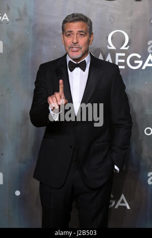 George Clooney besucht die Lost in Space Veranstaltung zur Feier des 60. Jahrestages der OMEGA Speedmaster hielt in der Turbinenhalle, Tate Modern, 25 Sumner Street, Bankside, London. Stockfoto