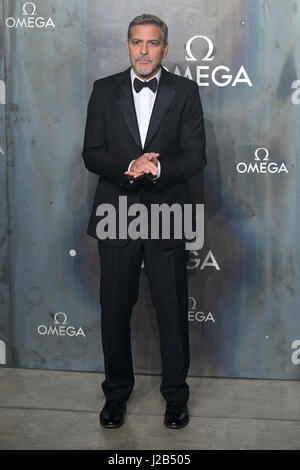 George Clooney besucht die Lost in Space Veranstaltung zur Feier des 60. Jahrestages der OMEGA Speedmaster hielt in der Turbinenhalle, Tate Modern, 25 Sumner Street, Bankside, London. Stockfoto