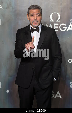 George Clooney besucht die Lost in Space Veranstaltung zur Feier des 60. Jahrestages der OMEGA Speedmaster hielt in der Turbinenhalle, Tate Modern, 25 Sumner Street, Bankside, London. Stockfoto