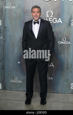 George Clooney besucht die Lost in Space Veranstaltung zur Feier des 60. Jahrestages der OMEGA Speedmaster hielt in der Turbinenhalle, Tate Modern, 25 Sumner Street, Bankside, London. Stockfoto