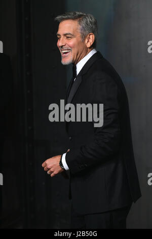 George Clooney besucht die Lost in Space Veranstaltung zur Feier des 60. Jahrestages der OMEGA Speedmaster hielt in der Turbinenhalle, Tate Modern, 25 Sumner Street, Bankside, London. Stockfoto