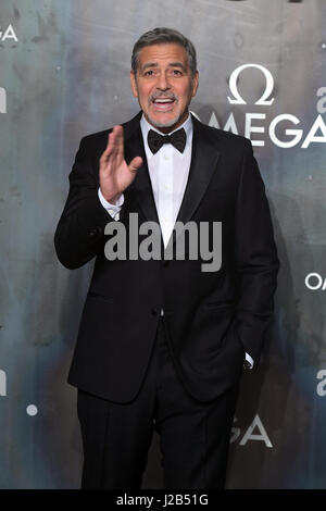 George Clooney besucht die Lost in Space Veranstaltung zur Feier des 60. Jahrestages der OMEGA Speedmaster hielt in der Turbinenhalle, Tate Modern, 25 Sumner Street, Bankside, London. Stockfoto