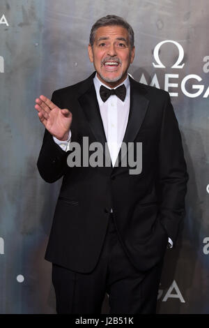 George Clooney besucht die Lost in Space Veranstaltung zur Feier des 60. Jahrestages der OMEGA Speedmaster hielt in der Turbinenhalle, Tate Modern, 25 Sumner Street, Bankside, London. Stockfoto