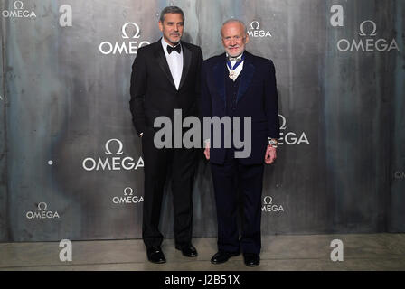 George Clooney und Buzz Aldrin (rechts) Teilnahme an der Lost in Space Veranstaltung zur Feier des 60. Jahrestages der die OMEGA Speedmaster statt in die Turbinenhalle, Tate Modern, 25 Sumner Street, Bankside, London. Stockfoto