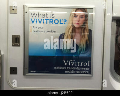 Eine Werbung für das Medikament Vivitrol (Naltrexon) in einer u-Bahn in New York auf Freitag, 21. April 2017. Vivitrol blockiert die Effekte von narkotischen Missbrauch stoppen die Schmerzlinderung und die Euphorie hoch zugeordnet. Die USA ist einen Opioiden Missbrauch Pandemie zu begegnen und Vivitrol ist eines der Medikamente verwendet, um die sucht zu bekämpfen. (© Frances M. Roberts) Stockfoto