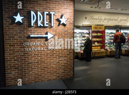 Eine neu eröffnete Filiale der Pret A Manger-Sandwich-Kette befindet sich in der Penn Station in New York auf Mittwoch, 26. April 2017. Die Penn Station Pret A Manger ist das erste in der Kette, Alkohol auszuschenken, Bier und Wein Bar liegt. Pret A Manger hat 450 Standorten weltweit und plant weitere 12 in diesem Jahr eröffnen. (© Richard B. Levine) Stockfoto