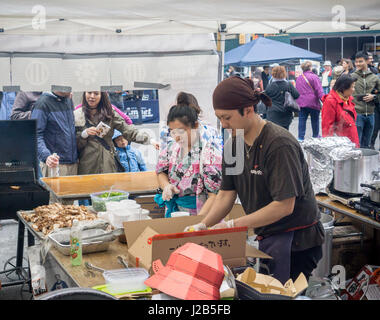 Arbeiter bereiten japanische Ramen-Nudeln auf einem Straßenfest in New York auf Samstag, 22. April 2017. (© Richard B. Levine) Stockfoto