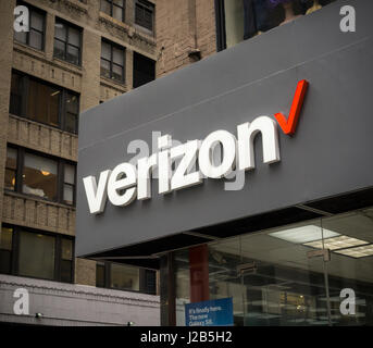 Verizon Wireless speichern in New York auf Mittwoch, 26. April 2017.  Verizon berichtete kürzlich seine erste Verlust von Abonnenten im ersten Quartal als Verbraucher Links für andere Fördermaschinen. (© Richard B. Levine) Stockfoto