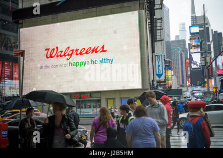 Walgreens Apotheke am One Times Square in New York wird auf Samstag, 22. April 2017 gesehen. Die Federal Trade Commission erwägt Schleudern einen Rechtsstreit um die Walgreens Boots Alliance-Rite Aid-Übernahme zu blockieren.  (© Richard B. Levine) Stockfoto