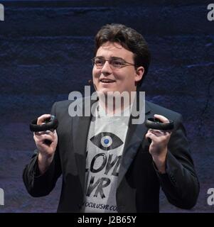 Oculus Gründer Palmer Luckey hält das Oculus Touchcontroller Prototyp während einer Demonstration auf der Silicon Valley virtuelle Realität Expo 11. Juni 2015 in San Jose, Kalifornien. Stockfoto