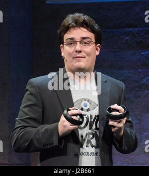 Oculus Gründer Palmer Luckey hält das Oculus Touchcontroller Prototyp während einer Demonstration auf der Silicon Valley virtuelle Realität Expo 11. Juni 2015 in San Jose, Kalifornien. Stockfoto