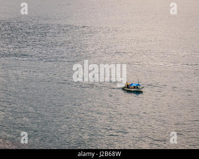 Fischerboot bringt Touristen für eine Fahrt in Paraty, Rio De Janeiro, Brasilien. Stockfoto