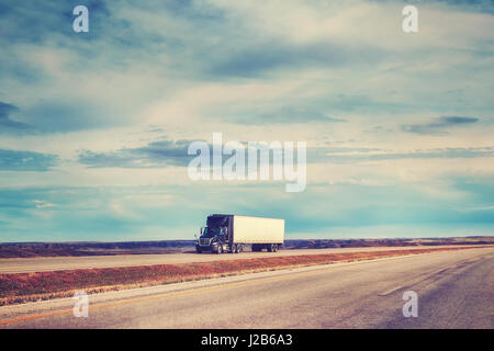 Farbe getönt Bild der amerikanischen Highway Landschaft mit Anhänger Sattelschlepper. Stockfoto