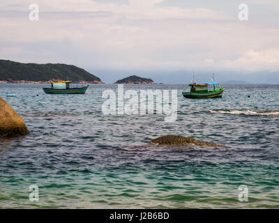 Fischerboote verankert neben Calhaus Strand in der Nähe von Paraty, Rio De Janeiro, Brasilien. Stockfoto