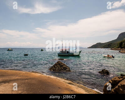Fischerboote verankert neben Calhaus Strand in der Nähe von Paraty, Rio De Janeiro, Brasilien. Stockfoto