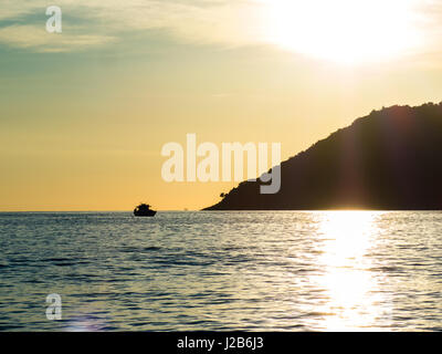 Traditionellen Fischerboot verankert allein in einer Bucht in der Nähe von Paraty, Rio De Janeiro, Brasilien. Stockfoto