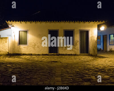 Altes Haus im Kolonialstil in Paraty Innenstadt auf einen Pflasterstein Straße, in der Nähe von Rio De Janeiro, Brasilien. Stockfoto