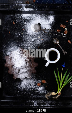 Frühstück Espresso Kaffee, Schokolade und Haselnuss Gebäck mit Frühlingsblumen. Ansicht von oben, Raum zu kopieren. Stockfoto