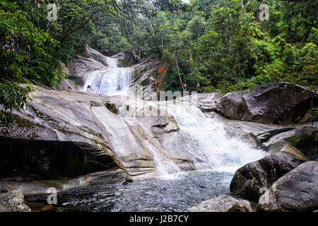 Josephine Falls ist ein beliebter Badeplatz mit wunderschönen Wasserfällen im Wooroonooran National Park in der Nähe von Cairns, Far North Queensland, Queensland, Australien Stockfoto