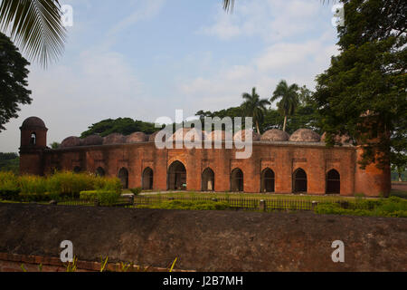 Die sechzig Kuppel Moschee oder Shaṭ Gombuj Moshjid auch bekannt als Shait Gambuj Moschee oder spricht Düsterberg Masjid, ein UNESCO-Weltkulturerbe. Bagerhat, Banglad Stockfoto