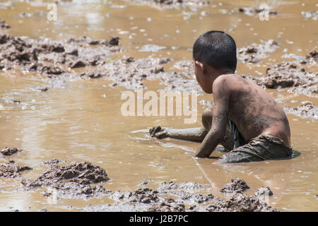 Angeln für Kinder das Wasser an einem trockenen Ort außerhalb der Stadt glücklich. Stockfoto