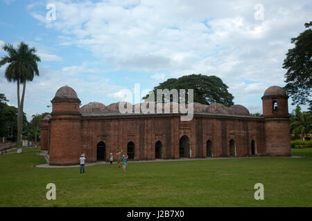Die sechzig Kuppel Moschee oder Shaṭ Gombuj Moshjid auch bekannt als Shait Gambuj Moschee oder spricht Düsterberg Masjid, ein UNESCO-Weltkulturerbe. Bagerhat, Banglad Stockfoto