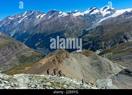 Wanderer, absteigend auf den Spuren von den Hoernlihuette zurück nach Zermatt, Wallis, Schweiz Stockfoto