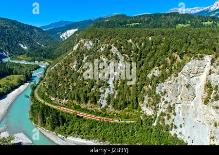 Die Rheinschlucht mit dem Vorderrhein Fluss und Zug der Rhätischen Bahn zwischen Reichenau und Ilanz, Graubünden, Schweiz Stockfoto