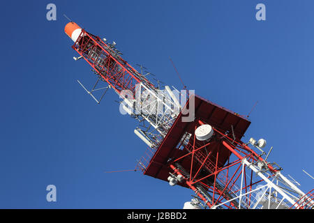 BRASOV, Rumänien, 28. Januar 2017: Communications Turm mit Mikrowelle Relais auf Tampa Berg, Brasov. Stockfoto