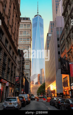 Sonnenuntergang in Manhattan und One World Trade Center von der Straße in New York City. Stockfoto