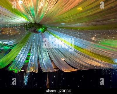 Schöne bunte Hochzeitsdekoration an Decke Stockfoto