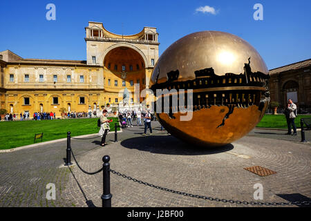 Vatikan - 24.März: Moderne Installation Sphäre in die Sphäre von Arnaldo Pomodoro im Belvedere-Hof am 24. März 2015, Vatikan. Versionen des sc Stockfoto