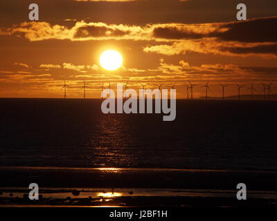 Solway Sonnenuntergang über "Robin Rigg Offshore-windfarm, Cumbria, Vereinigtes Königreich Stockfoto