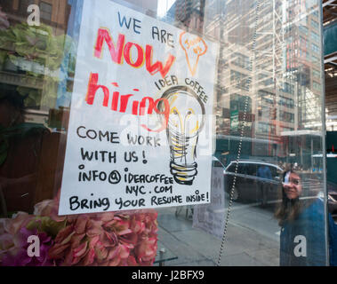 Ein Schild im Fenster einer Idee Kaffee in New York wirbt für Arbeitnehmer, auf Donnerstag, 20. April 2017 gesehen. (© Richard B. Levine) Stockfoto