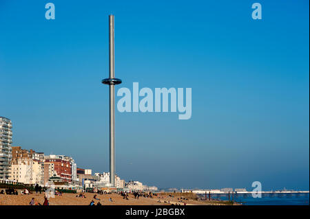 I360, Brighton, UK, 2016. Die British Airways i360 ist die weltweit höchste beweglichen Aussichtsturm und eröffnete im Jahr 2016 in Brighton Seafront in Sussex. Stockfoto