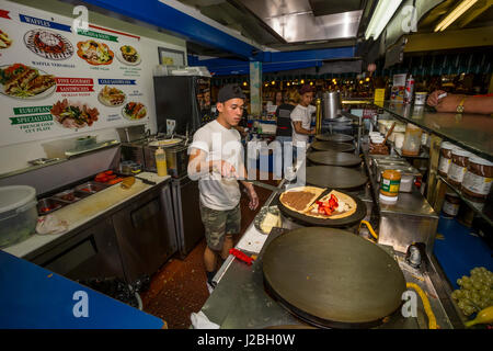 Kochen Sie, Kochen, Crepe Company, Food-Court, Bauern-Markt, 3rd Street und Fairfax Avenue, Los Angeles, Kalifornien Stockfoto