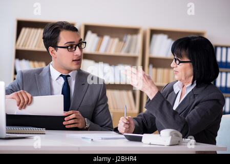 Business-Paare, die Diskussion im Büro haben Stockfoto