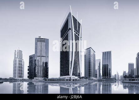 Westliche Ansicht der Cluster V Gebäude, Jumeirah Lake Towers (Wintergoldhähnchen Ansichten Turm im Zentrum) mit Cluster W und R in der Ferne. Dubai, Vereinigte Arabische Emirate Stockfoto