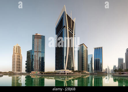 Westliche Ansicht der Cluster V Gebäude, Jumeirah Lake Towers (Wintergoldhähnchen Ansichten Turm im Zentrum) mit Cluster W und R in der Ferne. Dubai, Vereinigte Arabische Emirate Stockfoto