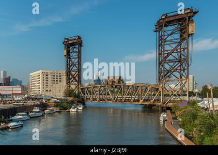 Canal Street Railroad Bridge von Ping Tom Park In Chicago gesehen. Stockfoto