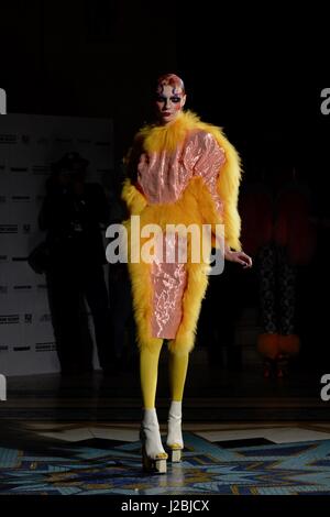 Modelle zu Fuß über den Laufsteg, während David Ferreira Fashion Show-LFW, London Fashion Week, Freemasons Hall, 21. Februar 2017 @ FASHION SCOUT Stockfoto