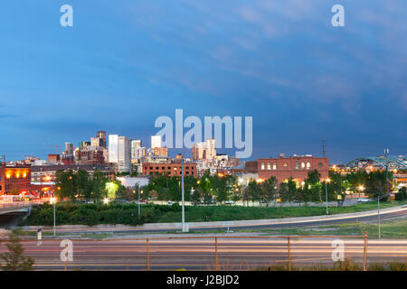 Abendlicht spiegelt sich in den Gebäuden der Innenstadt von Denver, Colorado Stockfoto