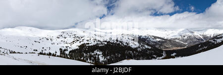 Berg Landschaft Panorama auf die kontinentale Wasserscheide von Loveland Pass in den Colorado Rocky Mountains gesehen Stockfoto