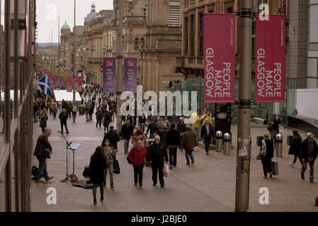 Shopping-Fans und Touristen Einkaufen in Massen Om Buchanan Street Glasgow Stockfoto