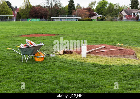 Lieferungen und Tools zum Erstellen von Baseballfeld.  Victoria BC Kanada Stockfoto