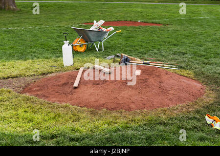 Lieferungen und Tools zum Erstellen von Baseballfeld.  Victoria BC Kanada Stockfoto