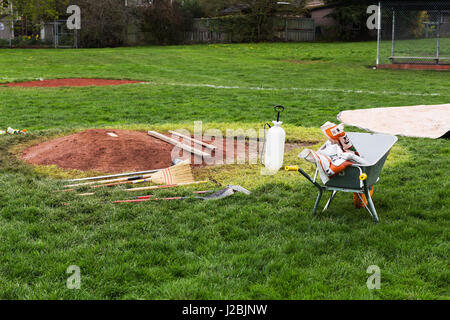 Lieferungen und Tools zum Erstellen von Baseballfeld.  Victoria BC Kanada Stockfoto