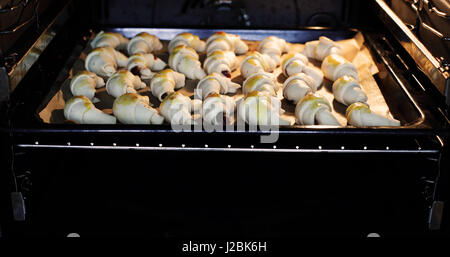 Kuchen im Ofen, backen Kuchen Stockfoto