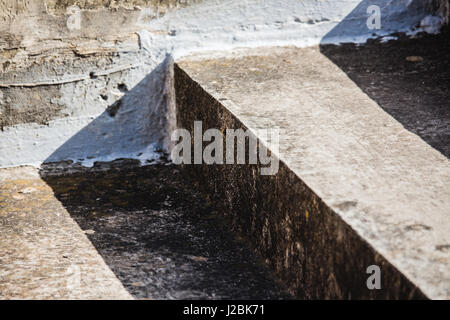 Abstrakte verwitterter Beton oder Zement Schritte im grellen Sonnenlicht - Diagonale Closeup. Stockfoto